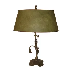 polychrome Lampe im Stil von 1900 mit Schirm aus grünem Blech.