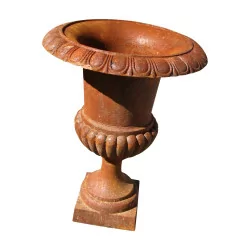 MEDICIS cast iron vase in rust color.