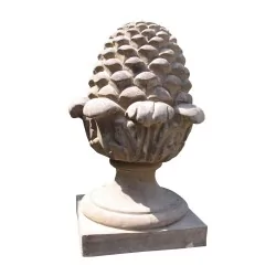 个生锈的赤陶松果。