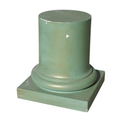 Colonne en stuc peinte en vert.