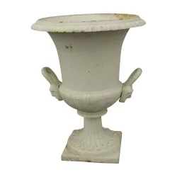 „Medici“-Vase aus beige patiniertem Gusseisen mit Henkeln.