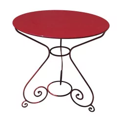 个涂成红色的圆形锻铁花园桌。