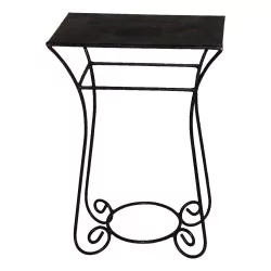 Tisch - Geschirr, schwarz patinierte Lederplatte.