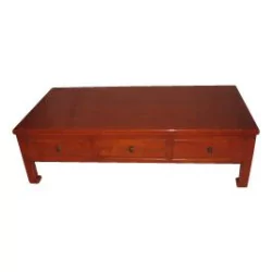 张橙色漆面“中式”客厅桌，带 3 个抽屉。