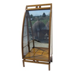 Vitrine „Voile“ aus Kirschholz mit LED-Beleuchtung.