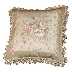 Coussin Aubusson et soie avec motif floral.