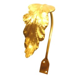 Paire de patères “Flamme” en laiton doré.