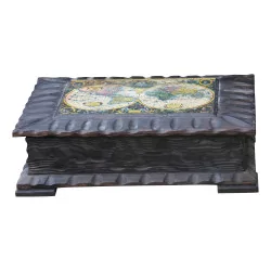 Holzkiste mit „Karte“-Dekoration auf der Oberseite und Samt …