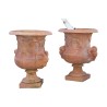 Paire de grands vases Médicis en terre cuite à décor de scènes … - Moinat - Urnes, Vases