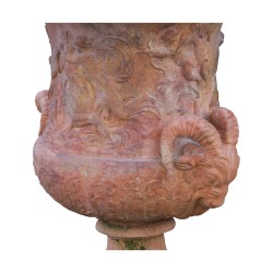 Paire de grands vases Médicis en terre cuite à décor de scènes …