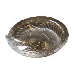 Assiette en verre taillé moulé décor poisson, dans le goût de …