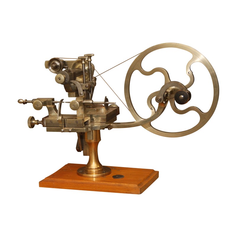Tour de pendulier en laiton sur son socle en bois. 20ème … - Moinat - Accessoires de décoration Tour de pendulier en laiton sur son socle en bois. 20ème … - Moinat - Accessoires de décoration