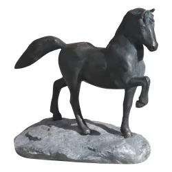 friesisches Pferd aus Bronze auf einem Steinsockel.