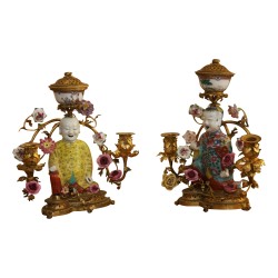 Paire de bougeoirs aux chinois avec monture en bronze doré et …