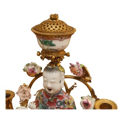 Paire de bougeoirs aux chinois avec monture en bronze doré et …
