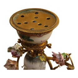 Paire de bougeoirs aux chinois avec monture en bronze doré et …