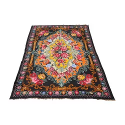 Kilim carpet with fringe and floral decoration.