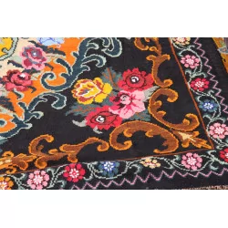 Tapis Kilim avec frange et décor floral.