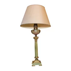 盏带灯罩的通电石油灯，材质为树脂和青铜。 ……
