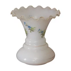 白色蛋白石花瓶，带花卉装饰，19 世纪