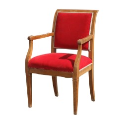 Fauteuil en bois de merisier recouvert de velours rouge, dans
