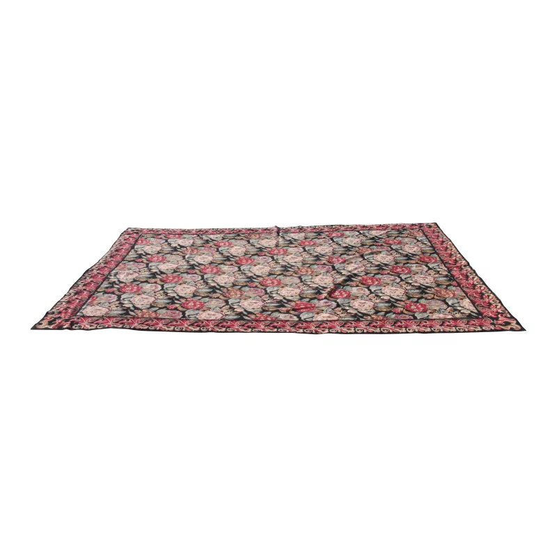 Tapis aux petits points décor floral coloris rouge vert sur - Moinat - Tapis