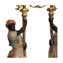 Paar \"nubische\" Stehlampen aus geschnitztem Holz. Venezianisch, 20. …