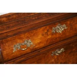 Commode vitrine Baroque, 3 tiroirs dans le bas et vitrine dans …