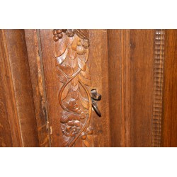 Dutch cabinet in carved oak wood Vines, with …
