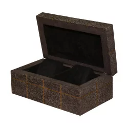 个盒子，内含 2 个碳纤维鲨鱼皮手表和镀金黄铜网。