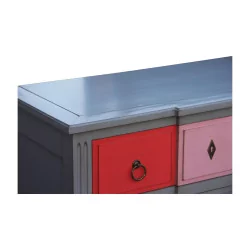个三斗柜，采用彩色彩绘木材制成。