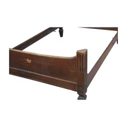 床头板上有雕刻精美的胡桃木床架，镶嵌细工明星待翻新。