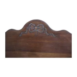 床头板上有雕刻精美的胡桃木床架，镶嵌细工明星待翻新。