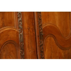 2-türiger Kleiderschrank mit Nussbaumregalen und Schubladen. 18. …