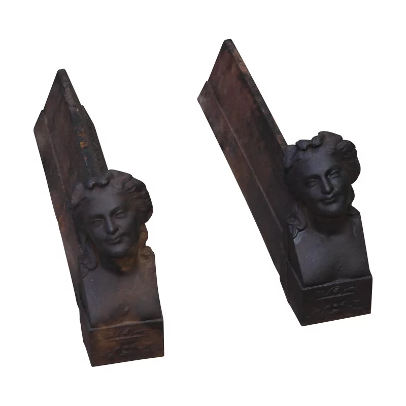 Paar „Gesichter“ Gusseisenböcke. 20. Jahrhundert - Moinat - Kaminböcke