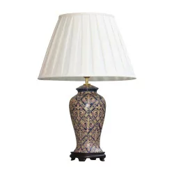 Lampe en porcelaine, modèle Hainan avec abat-jour plissé.