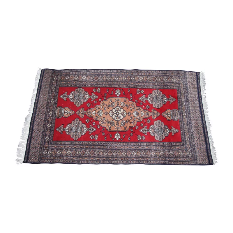 Tapis d'orient coloris rouge avec franges blanches. 20ème … - Moinat - Tapis