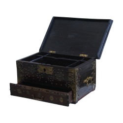 个旧的 Haute Epoque 箱子，里面有小储物柜，
