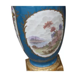 Sèvres-Vase unten signiert mit doppeltem Dekor von …