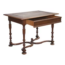 Table de style Louis XIV en noyer avec entretoise , 1 …