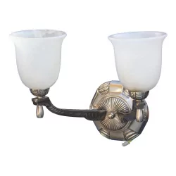 盏装饰艺术风格的古铜色壁灯，带 2 盏雪花石膏灯