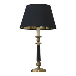 Bronzelampe mit Ornament und schwarzem Lampenschirm und Innenausstattung …