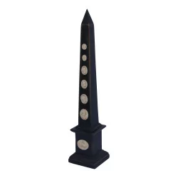 Obelisk in black painted wood “Aux cams” medium model.