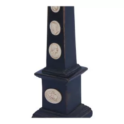 Obelisk aus schwarz lackiertem Holz „Aux Cams“ mittleres Modell.