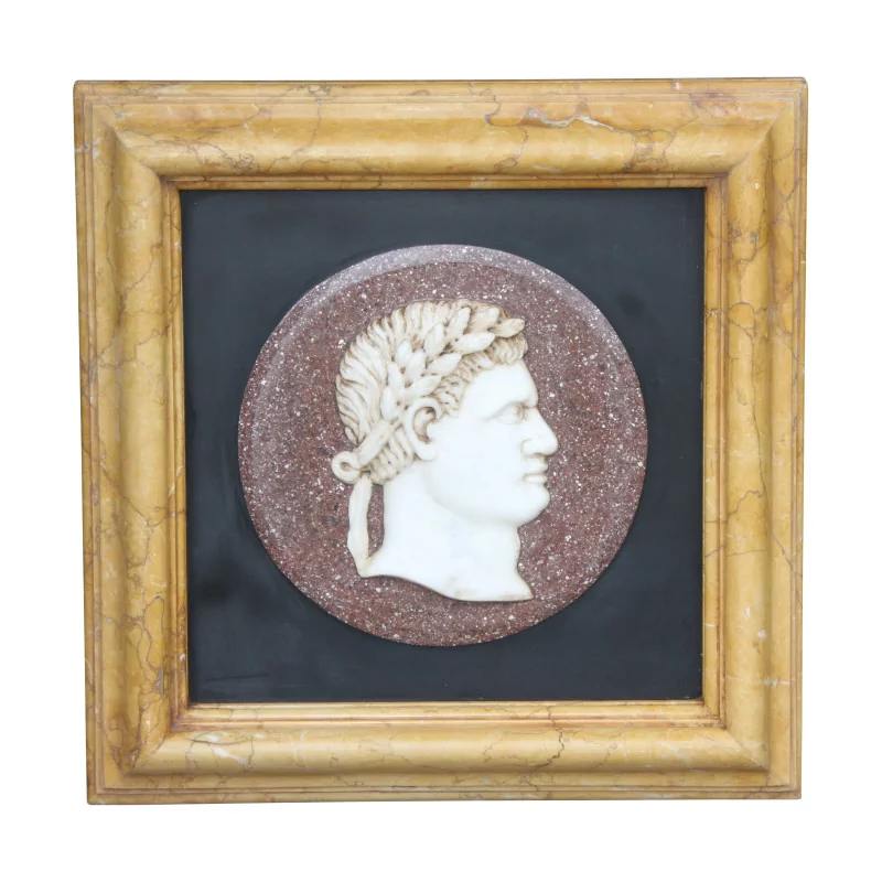 Marmorrahmen, der einen römischen Kaiser darstellt - Moinat - Dekorationszubehör