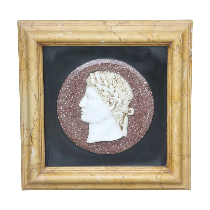 Marmorrahmen, der einen römischen Kaiser darstellt - Moinat - Dekorationszubehör
