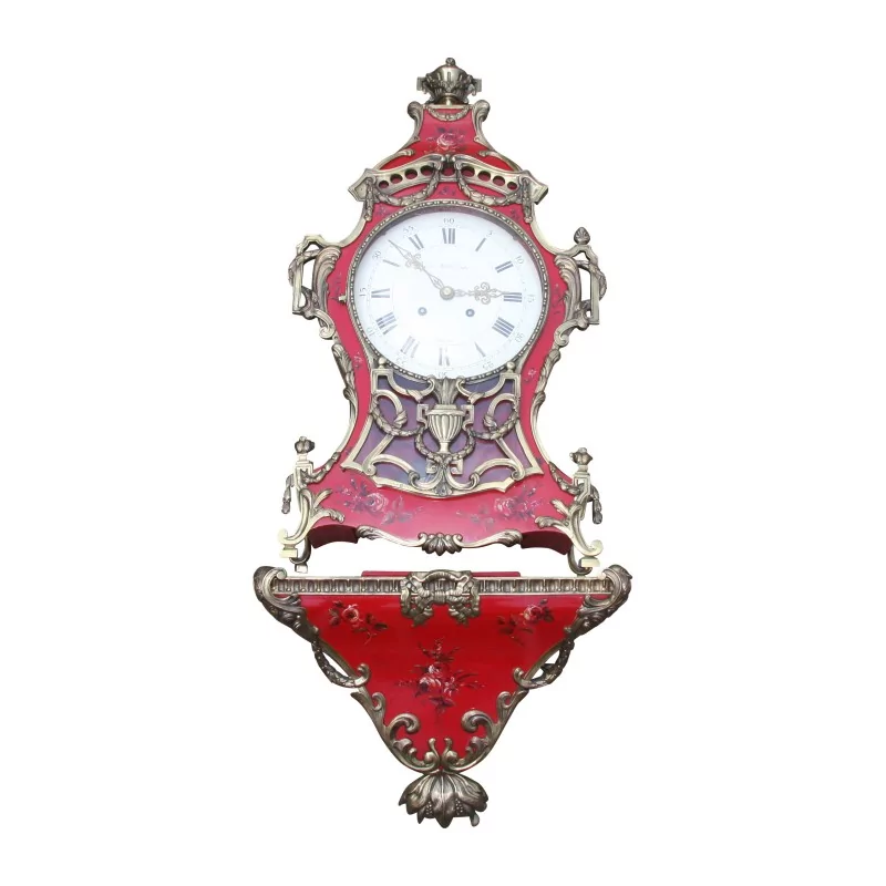 Pendule, cartel de style Louis XV en bois rouge avec décor - Moinat - Pendules murales