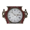 Pendule, cartel de style Louis XV en bois rouge avec décor - Moinat - Pendules murales