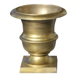 个古色古香的深色黄铜花瓶。