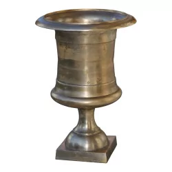 антикварная ваза из позолоченного металла с патинированием.